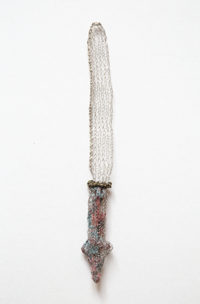 Fibres de laine colorés, couteau