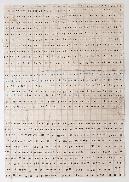 Écriture silencieuse encre noires et fils