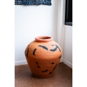 Terracotta, jarre décor noir, col corail
