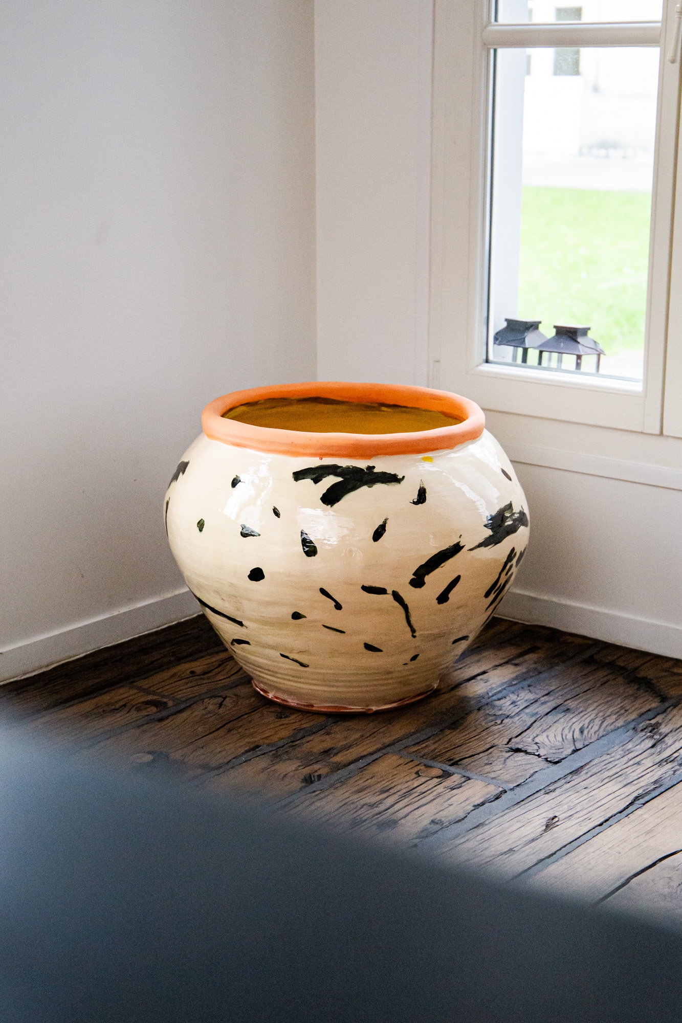 Primaire, jarre décor noir fond blanc, intérieur jaune, col corail